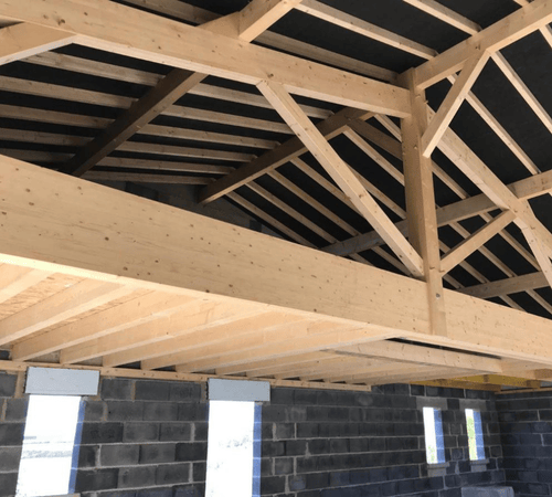 charpentier à pau en train de faire une charpente