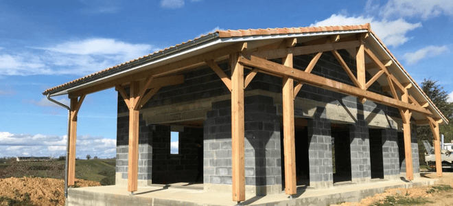 construction de la charpente d'une maison à pau