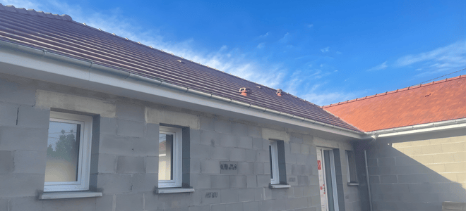 entreprise en train de réaliser la couverture et la zinguerie d'une maison à pau